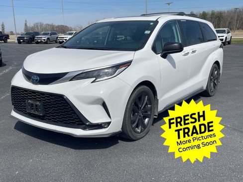 Used 2022 Toyota Sienna XSE w/ XSE Plus Package image 1
