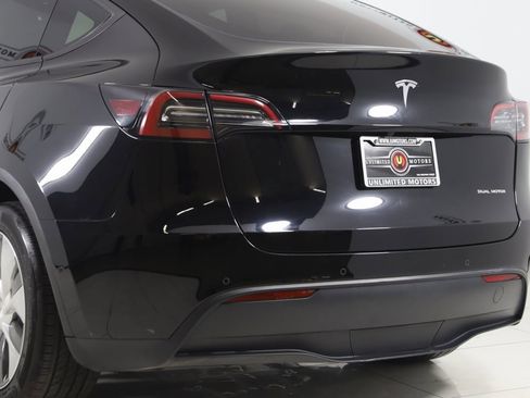 Used 2022 Tesla Model Y Long Range image 24
