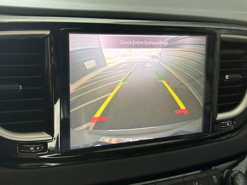 Used 2023 Chrysler Pacifica Touring-L FWD image 21