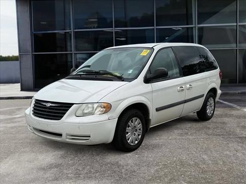 Used 2005 Chrysler Town & Country FWD image 6
