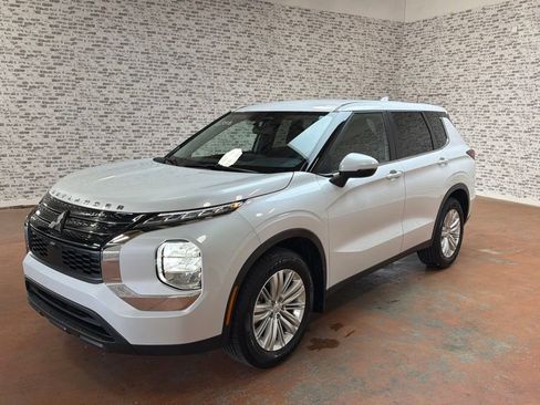Used 2023 Mitsubishi Outlander ES FWD image 3