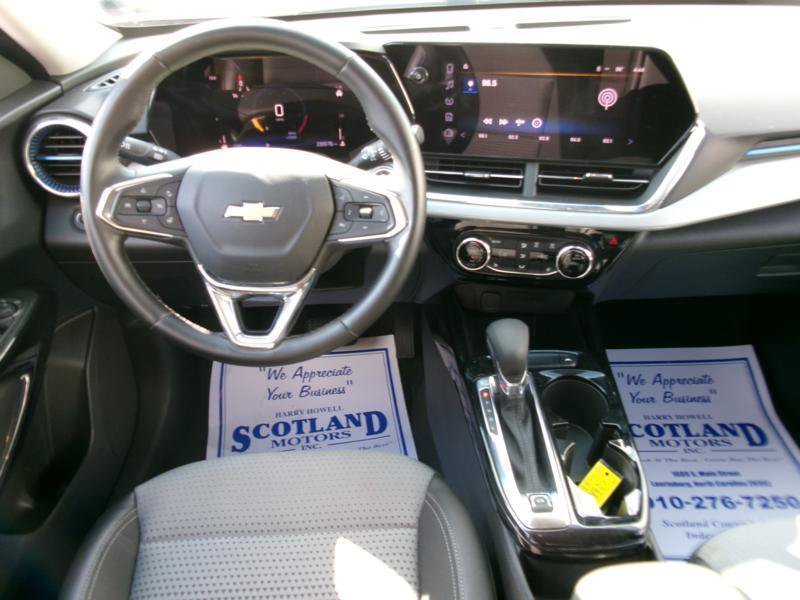 Used 2025 Chevrolet Trax LT w/ LT Convenience Package FWD image 11
