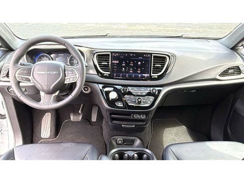 Used 2025 Chrysler Pacifica Select FWD image 31