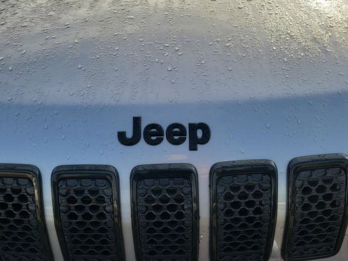 Used 2021 Jeep Cherokee Latitude Plus AWD/4WD image 11