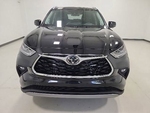 New 2026 Toyota Highlander Platinum AWD/4WD image 2