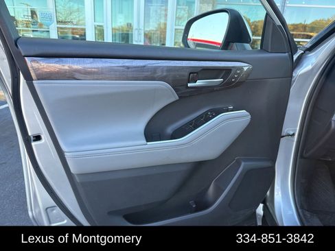 Used 2023 Toyota Highlander Limited image 8