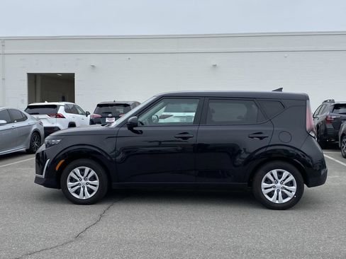 Used 2025 Kia Soul LX FWD image 2