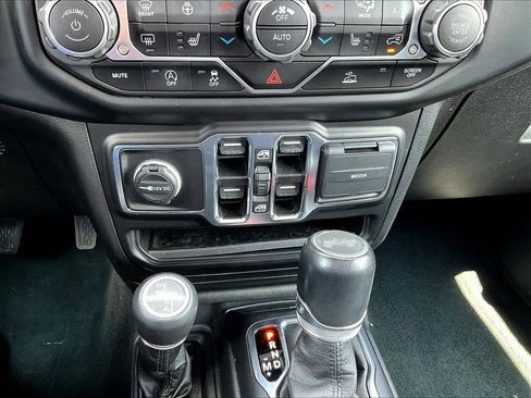 Used 2022 Jeep Wrangler Unlimited Sahara AWD/4WD image 16