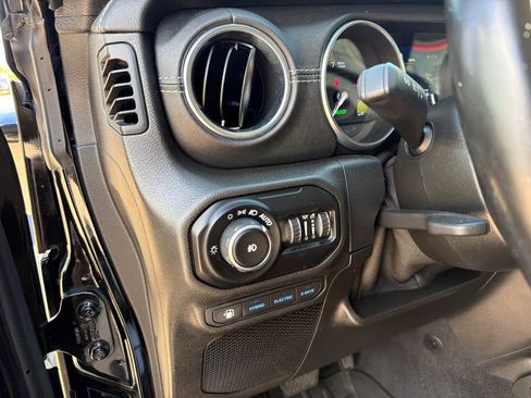 Used 2021 Jeep Wrangler Unlimited Sahara w/ Cold Weather Group AWD/4WD image 30