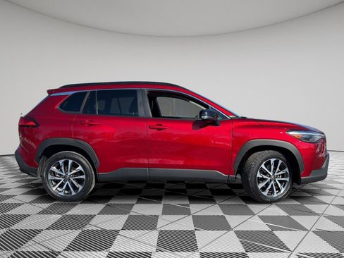 Used 2025 Toyota Corolla Cross XLE image 9