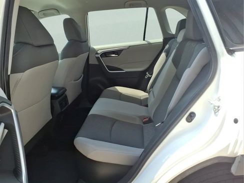 Used 2021 Toyota RAV4 XLE AWD/4WD image 22