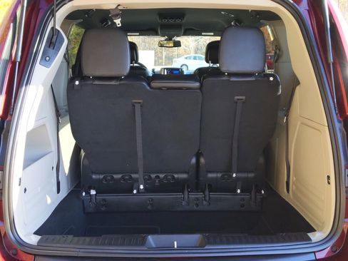 Used 2018 Dodge Grand Caravan SXT FWD image 12