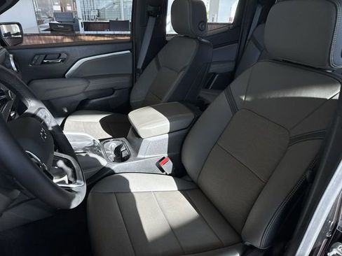 Used 2025 Chevrolet Colorado ZR2 w/ Technology Package image 19