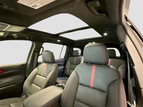 Used 2025 Chevrolet Traverse RS image 19