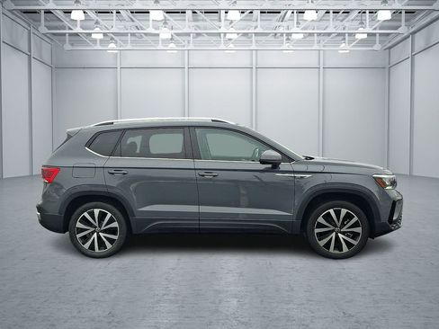 Certified 2023 Volkswagen Taos SE w/ Panoramic Sunroof Package image 7