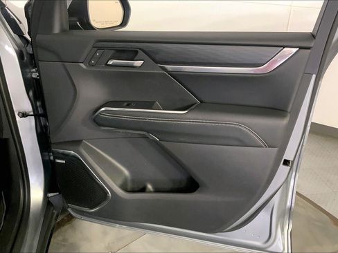 Used 2025 GMC Acadia Elevation FWD image 25