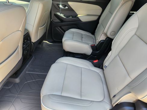 Used 2023 Chevrolet Traverse Premier FWD image 12