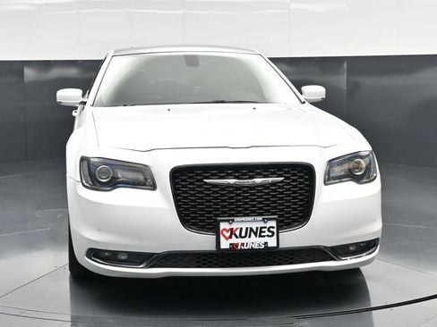 Used 2015 Chrysler 300 S w/ 300S Premium Group RWD image 4