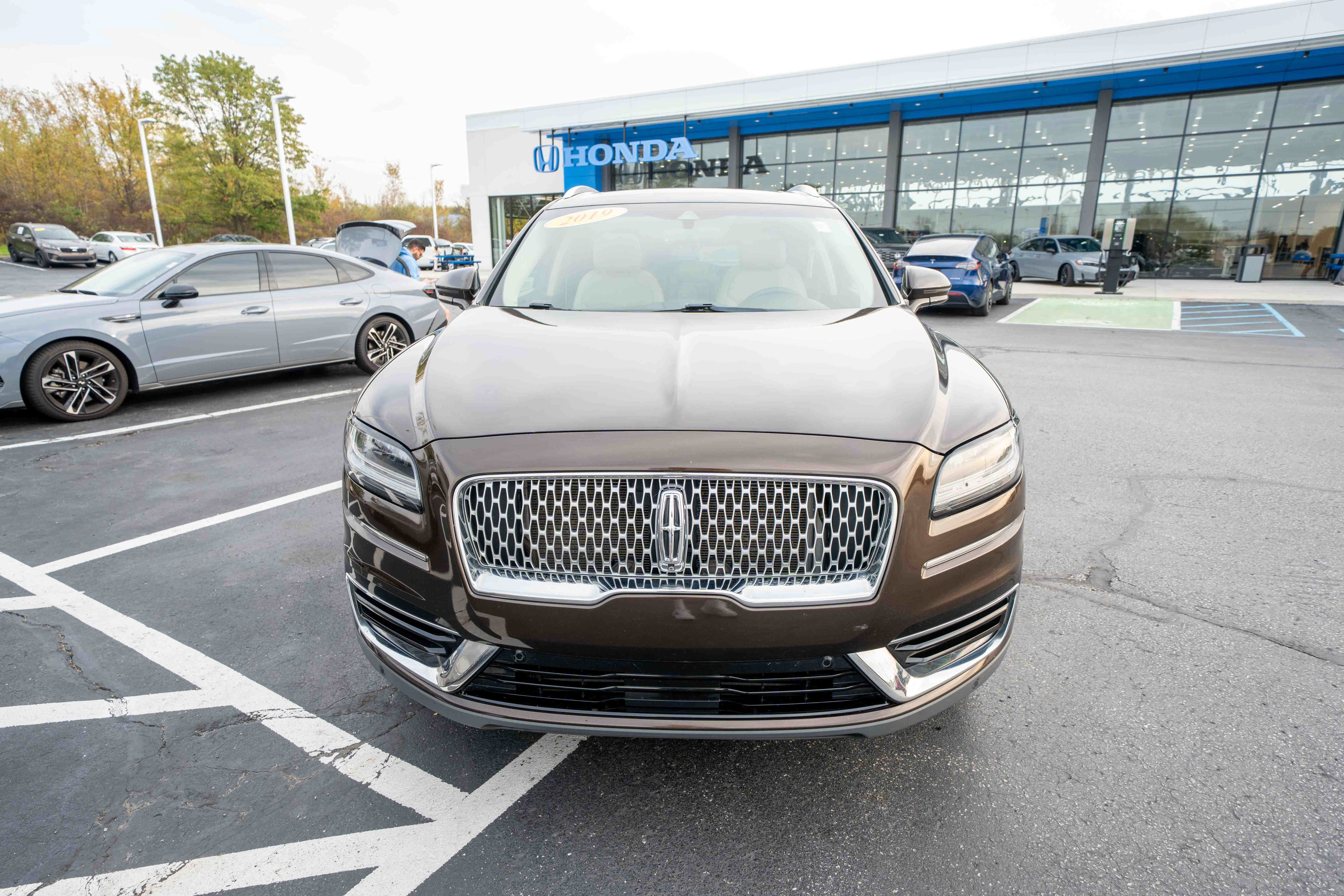 Used 2019 Lincoln Nautilus Reserve AWD/4WD image 2