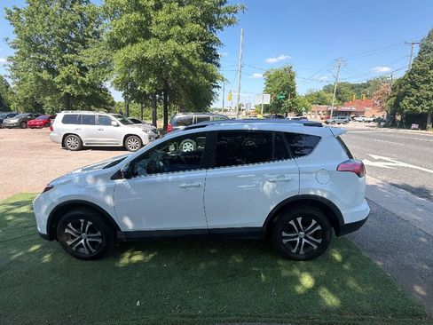 Used 2017 Toyota RAV4 LE AWD/4WD image 4