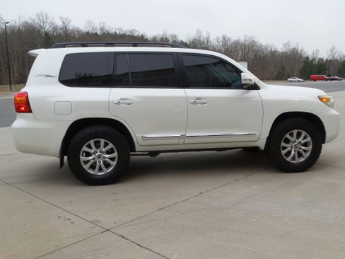 Used 2013 Toyota Land Cruiser image 38
