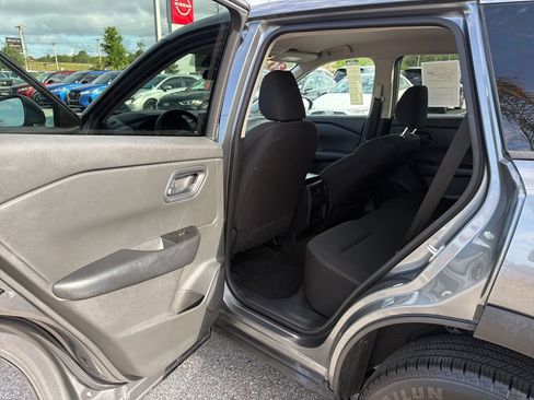 Used 2024 Nissan Rogue S FWD image 18