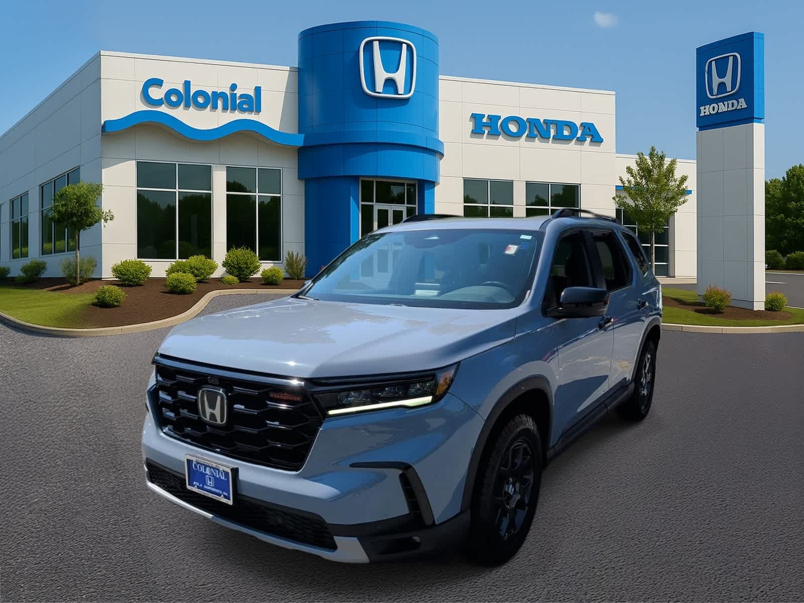Used 2025 Honda Pilot TrailSport image 2