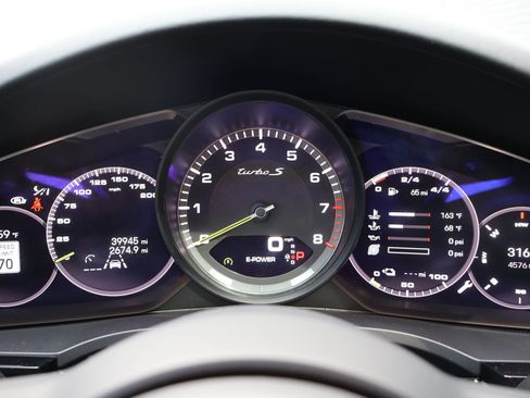 Certified 2022 Porsche Cayenne Turbo S AWD/4WD image 17