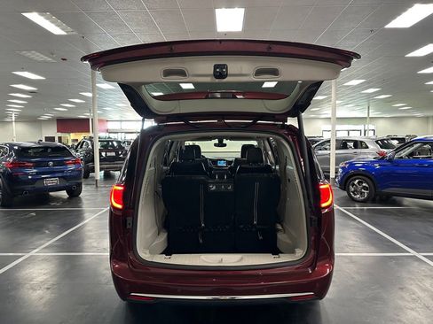 Used 2020 Chrysler Pacifica Touring-L FWD image 26
