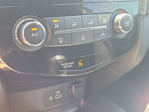 Used 2020 Nissan Rogue S FWD image 28