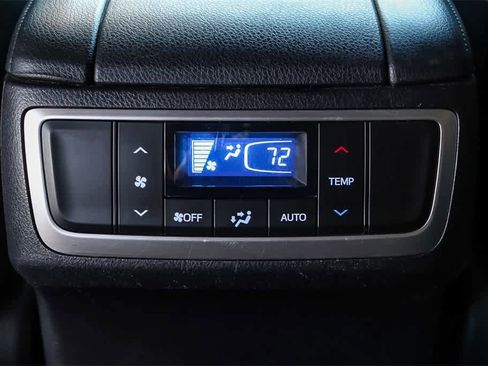 Used 2017 Toyota Highlander SE image 19