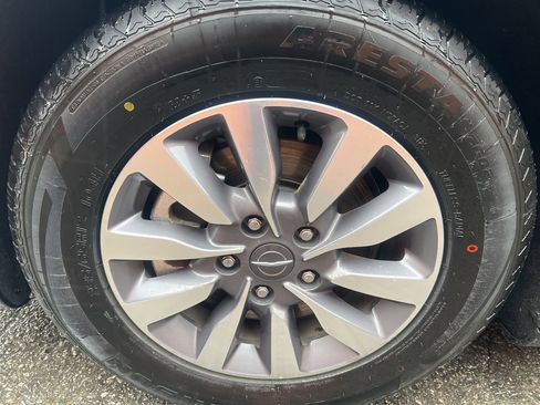 Used 2023 Chrysler Pacifica Touring-L FWD image 11