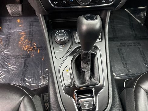 Certified 2019 Jeep Cherokee Latitude Plus AWD/4WD image 14