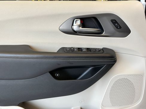 Used 2024 Chrysler Pacifica Limited FWD image 14