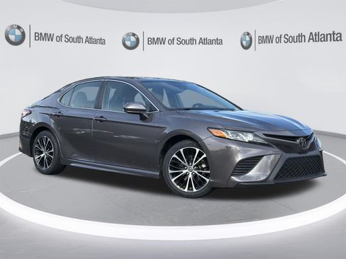 Used 2019 Toyota Camry SE FWD image 2