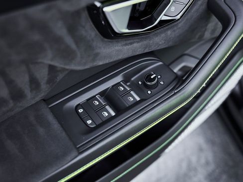 Used 2022 Lamborghini Urus AWD/4WD image 32