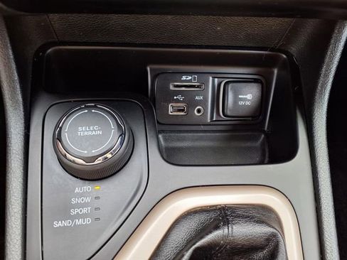 Used 2017 Jeep Cherokee 75th Anniversary image 25