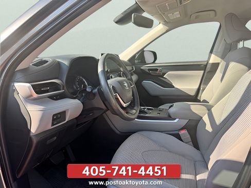 Used 2023 Toyota Highlander LE FWD image 15