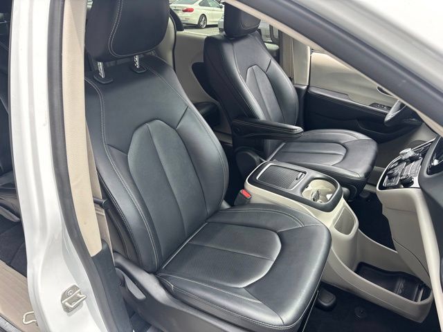 Used 2024 Chrysler Pacifica Touring-L FWD image 10