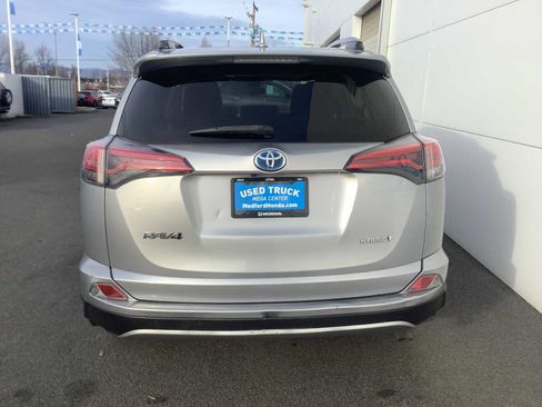 Used 2018 Toyota RAV4 LE image 5