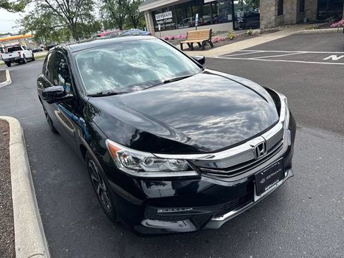 Used 2017 Honda Accord EX image 4