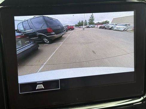 Used 2023 Chevrolet Traverse LT FWD image 17