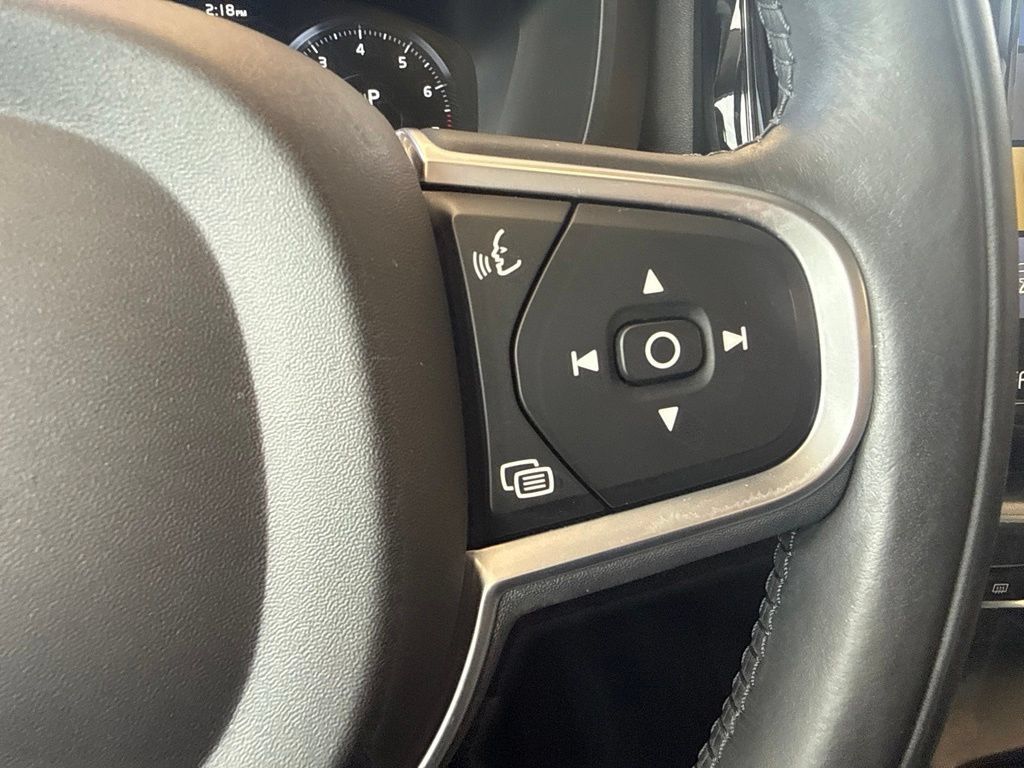 Used 2019 Volvo XC60 T5 Momentum w/ Multimedia Package AWD/4WD image 19