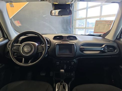 Used 2018 Jeep Renegade Altitude FWD image 18