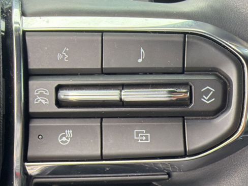 Used 2025 GMC Acadia Elevation w/ Elevation Premium Package image 17