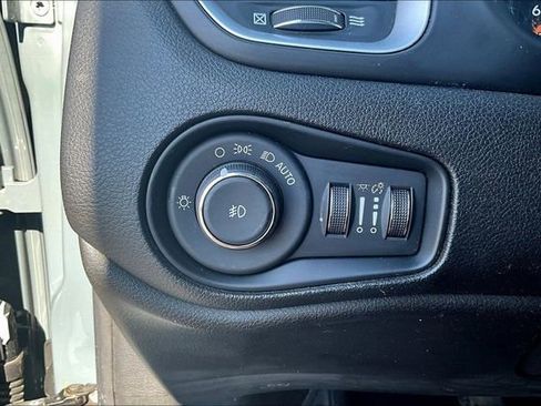 Used 2018 Jeep Renegade Latitude FWD image 13