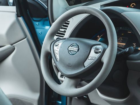 Used 2011 Nissan Leaf SL image 8