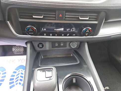Used 2025 Nissan Rogue SV FWD image 18