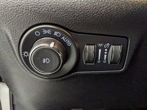 Used 2022 Jeep Compass Latitude w/ Sun and Sound Group AWD/4WD image 18