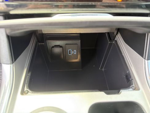 Used 2022 Ford Explorer Limited w/ Equipment Group 301A RWD image 10